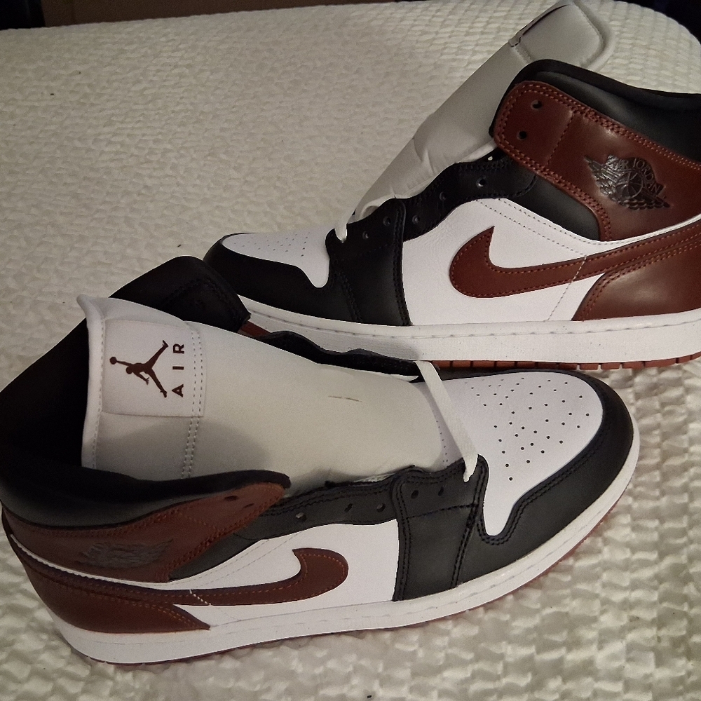 Air Jordan 1 Mid Se Dark Pony Hf3216102 Size 11 Brand New